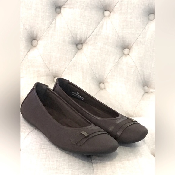 Easy Street Comfort Wave Brown Flats 7M Buckle Round Toe Faux Suede New NWOT - Picture 5 of 13